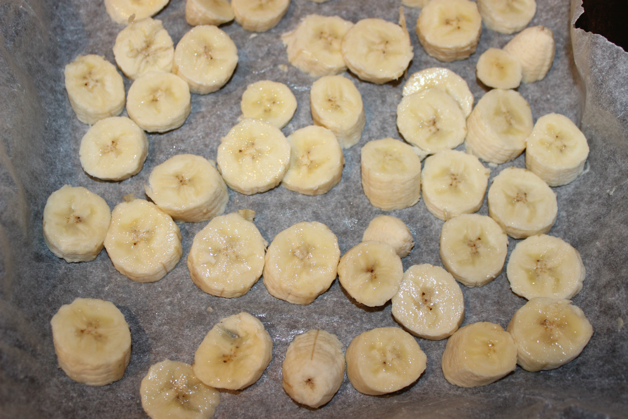 fresh bananas on a tray to be frozen